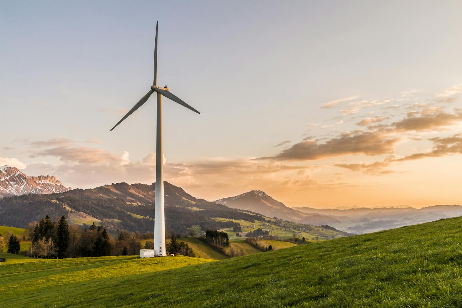 Windkraftanlage in offener Landschaft (Symbolbild zur Referenz Lauschied)
