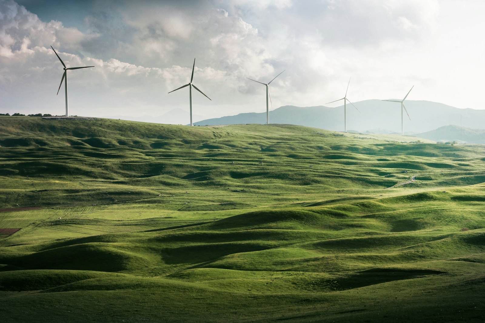 Detail einer Windkraftanlage: Gondel und Rotor
